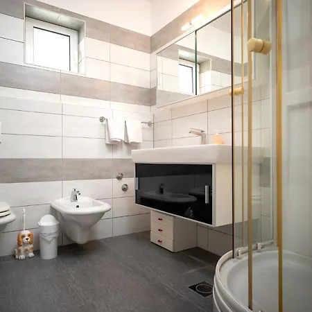 Spacious Apartment *